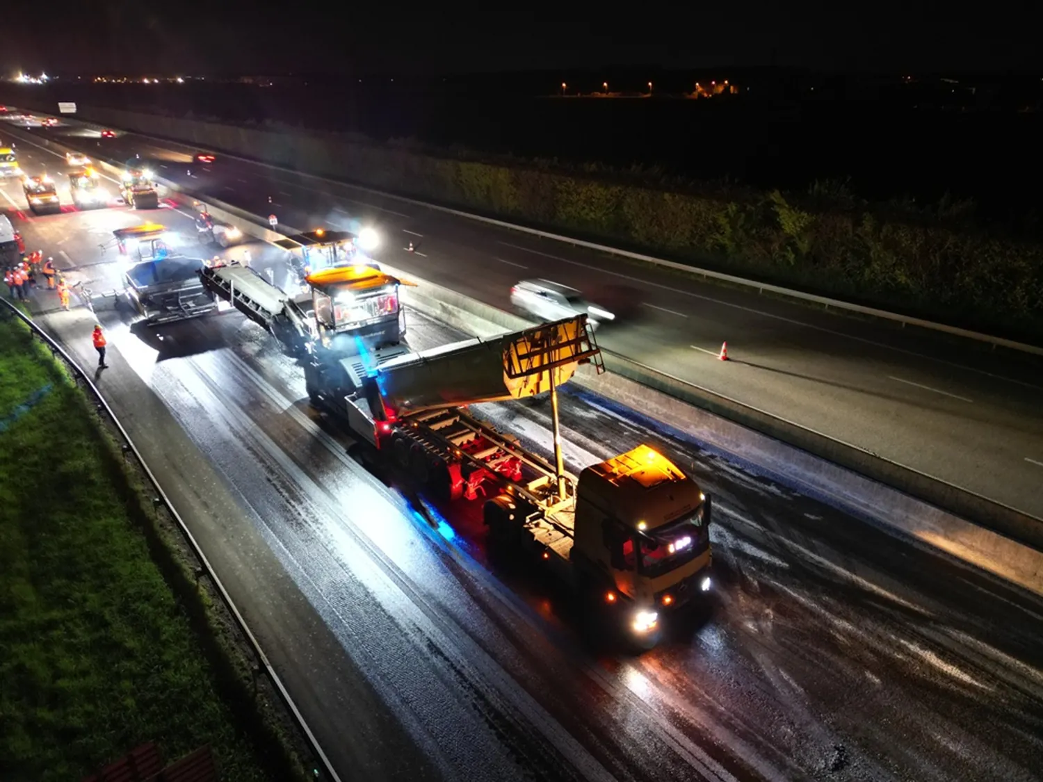 Train de pose sur l'autoroute A13 sous circulation