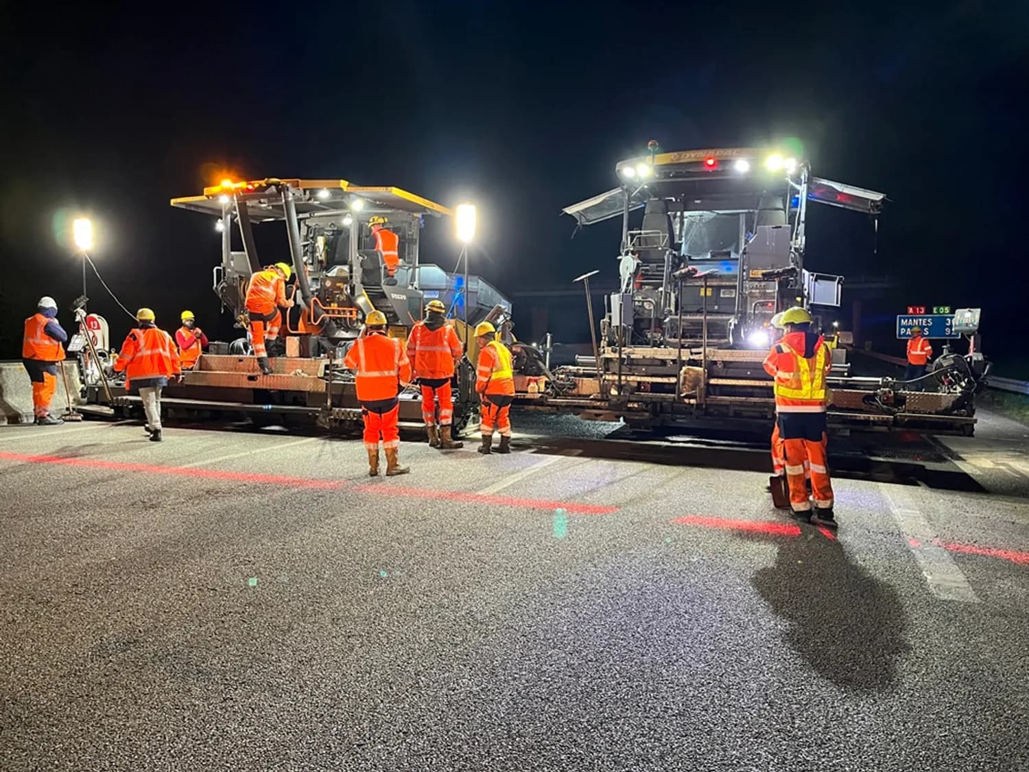Équipe Toffolutti en pleine mise en œuvre d'enrobé de nuit sur l'autoroute A13
